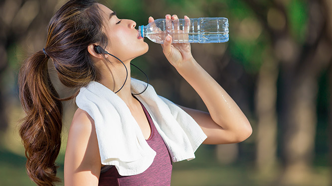هل تعلم أن جسم الإنسان بحاجة إلى شرب ما لا يقل عن ليترين من المياه يومياً و أن شرب المياه يساعد على إنقاص الوزن ؟